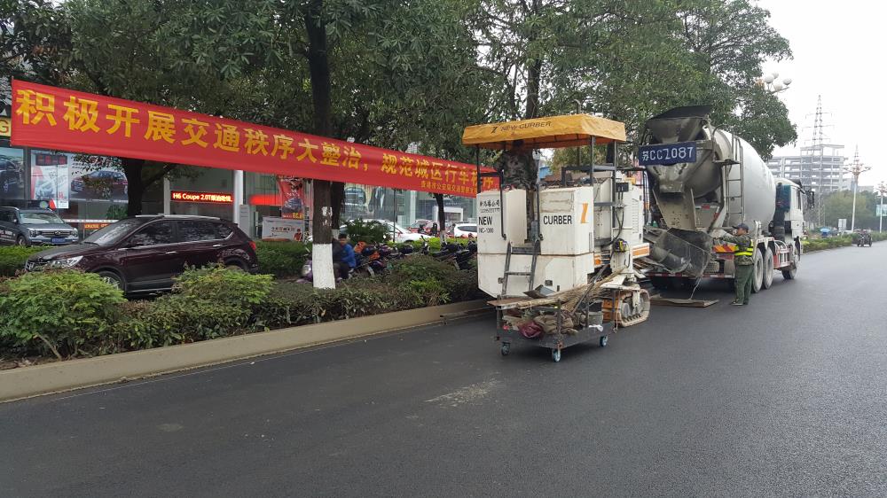 為什么說路緣石滑模機是混凝土滑模攤鋪的好幫手呢？