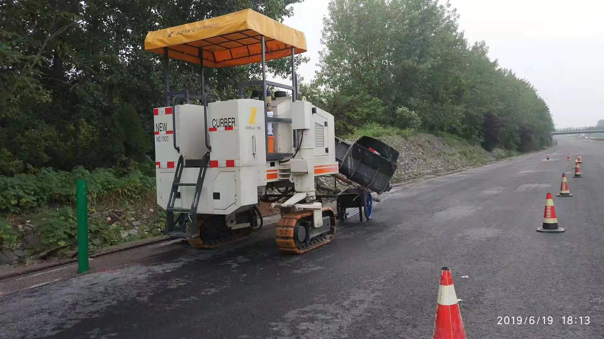 路緣石滑模機技術(shù)正在不斷創(chuàng)新，從而提高施工質(zhì)量及效率